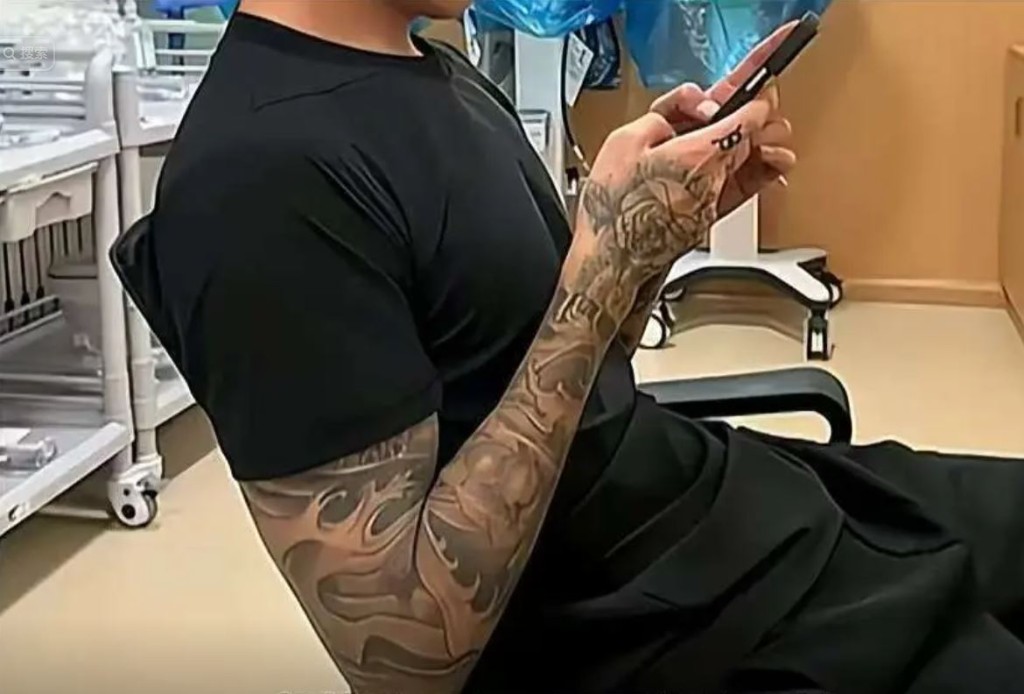 青島有女護士當值時讓男朋友幫助配藥被停職。抖音