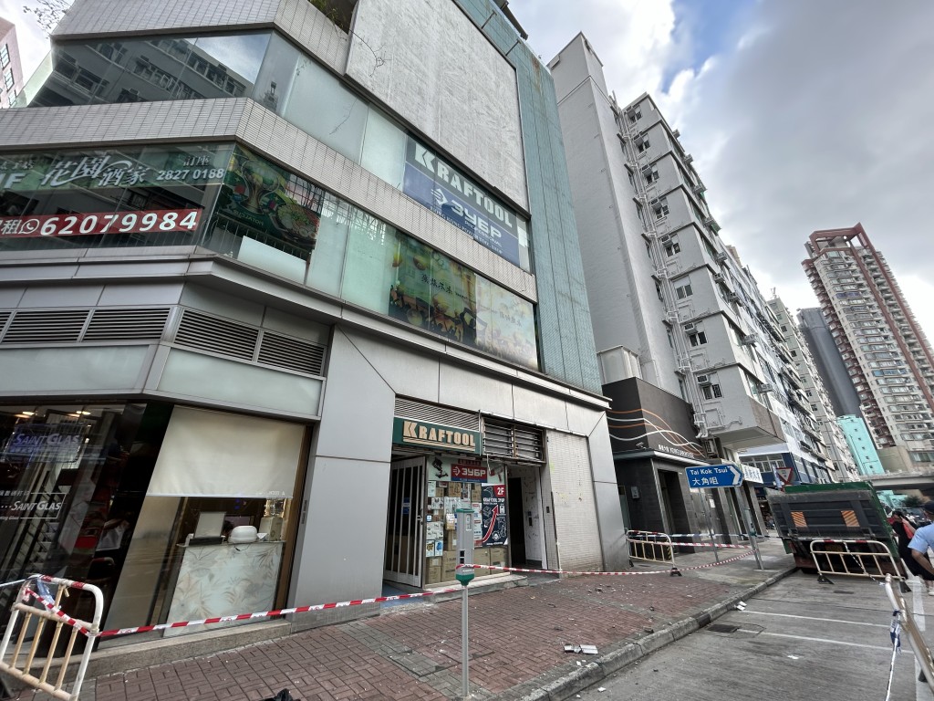 新填地街595號「MOD 595」2樓外牆一個壆位有石磚剝落墮下。曾志恒攝 新填地街595號「MOD 595」2樓外牆一個壆位有石磚剝落墮下。曾志恒攝