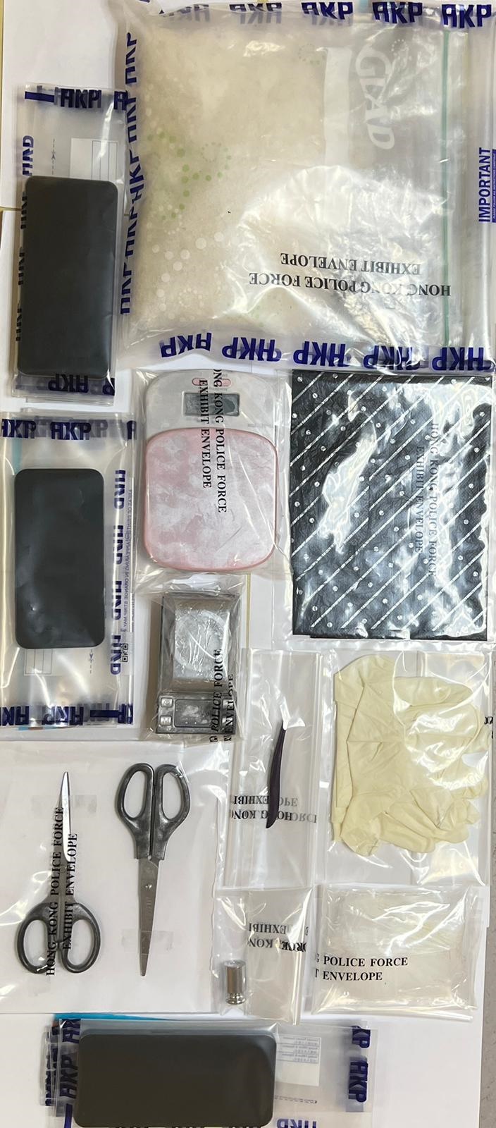 警方所搜獲的冰毒及一批毒品包裝工具。