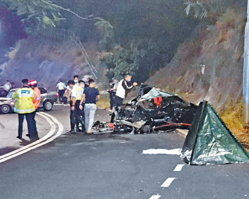 ■超跑与两辆私家车及一辆电单车连环狂撞，变成废铁，一名死者由帐篷遮盖。