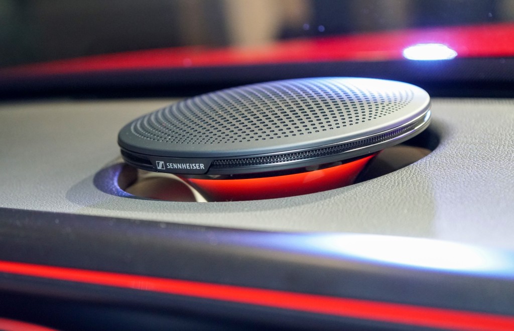 smart #5純電動SUV香港發表:BRABUS及Premium版更升級至Sennheiser的20聲道7.1.4環繞聲音響,系統支援Dolby Atmos全景聲效。