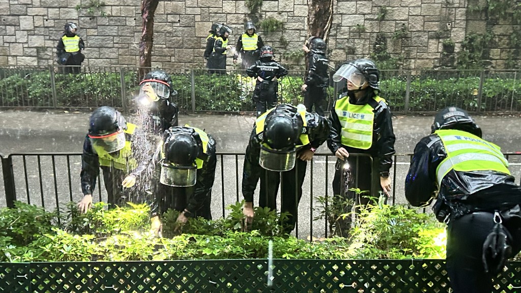 屍體上身與下身跌在不同花槽。蔡楚輝攝