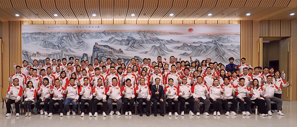 卓永興（第一排左十）在北京出席「我和我的祖國」青春匯報會前，與香港青年代表大合照。