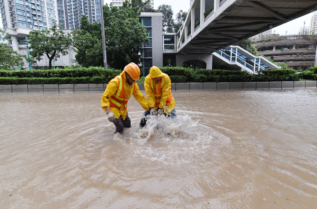 渠務署指當收到水浸報告時，會調派人手緊急協助處理。資料圖片