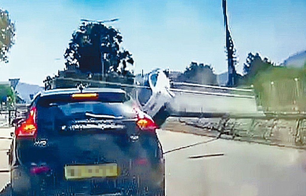 電動車撞上寶馬私家車繼而撼向路中石壆左翻。