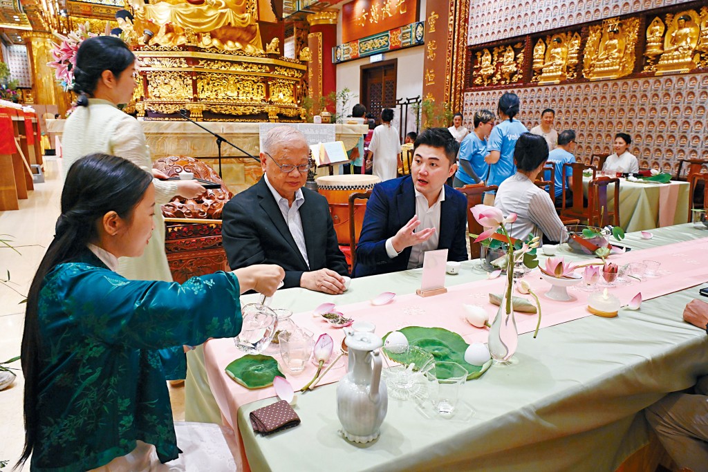 （右一）星島新聞集團執行董事兼行政總裁蔡晋博士賞花後來到萬佛寶殿品茶。