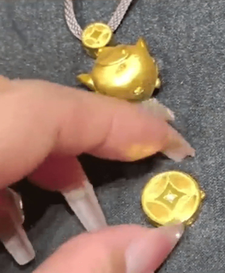 惡客不聽勸擰斷¥3萬金飾拒賠，店家稱協商無果擬提告。