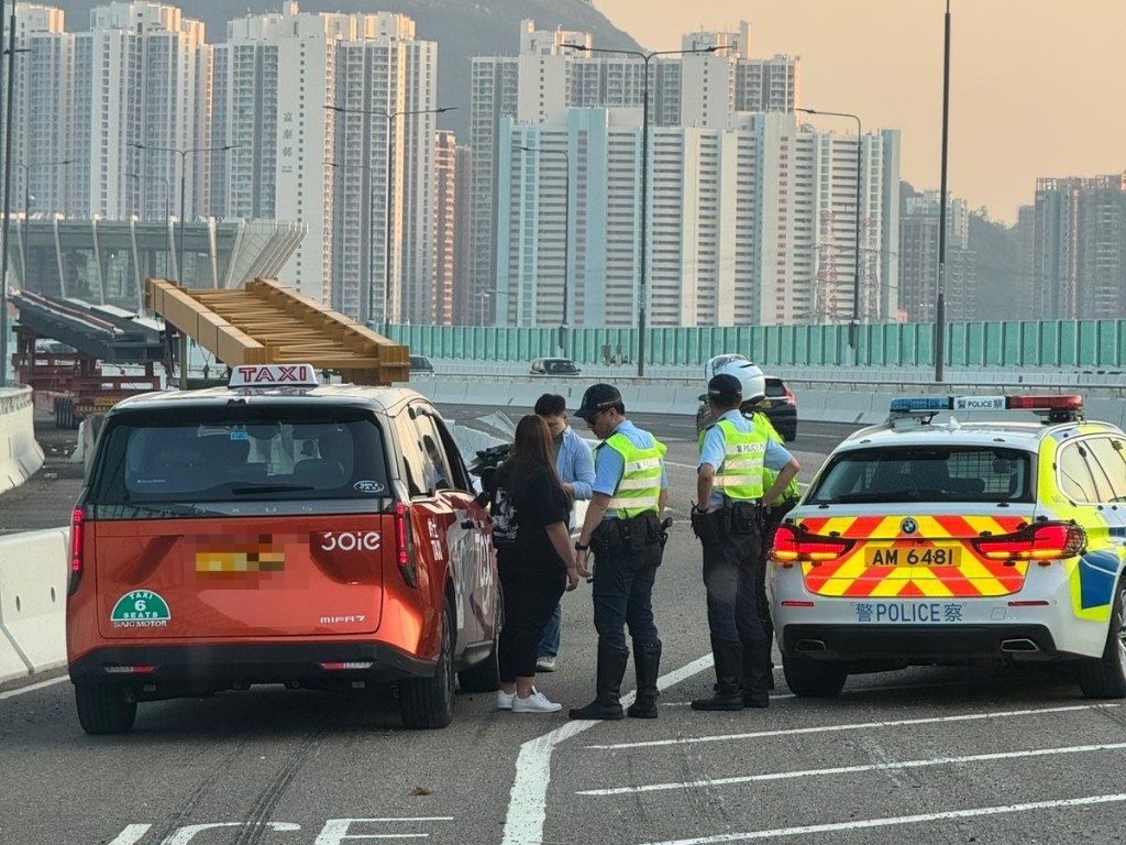 有的士司机涉嫌驾驶时放置多于两部流动电讯装置被票控。 有的士司机涉嫌驾驶时放置多于两部流动电讯装置被票控。