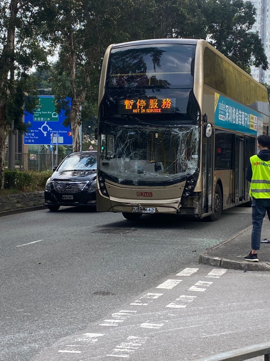 九巴車頭擋風玻璃爆裂成蜘蛛網。fb 馬路的事討論區Bosco Chu圖片 九巴車頭擋風玻璃爆裂成蜘蛛網。fb 馬路的事討論區Bosco Chu圖片 