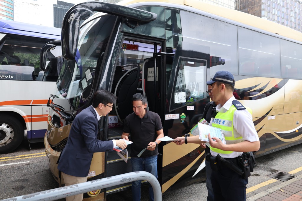 警方及旅游业界代表于今日（4月22日）到尖沙咀星光大道的旅游巴上落客车位视察。警方图片