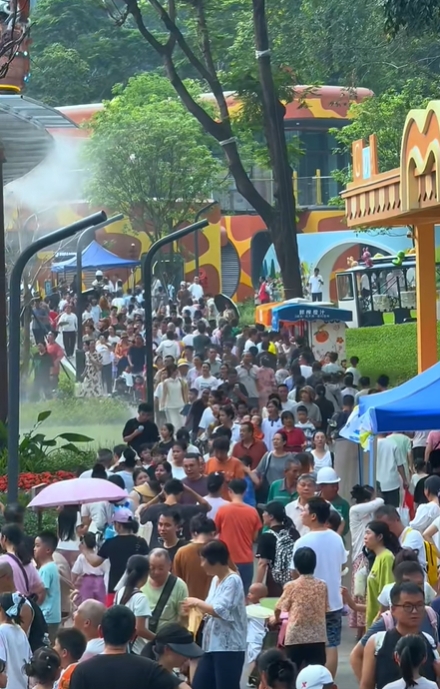 深圳兒童公園改造重開後,大量市民排隊入場見證集體回憶歸來。 小紅書 深圳兒童公園改造重開後,大量市民排隊入場見證集體回憶歸來。 小紅書