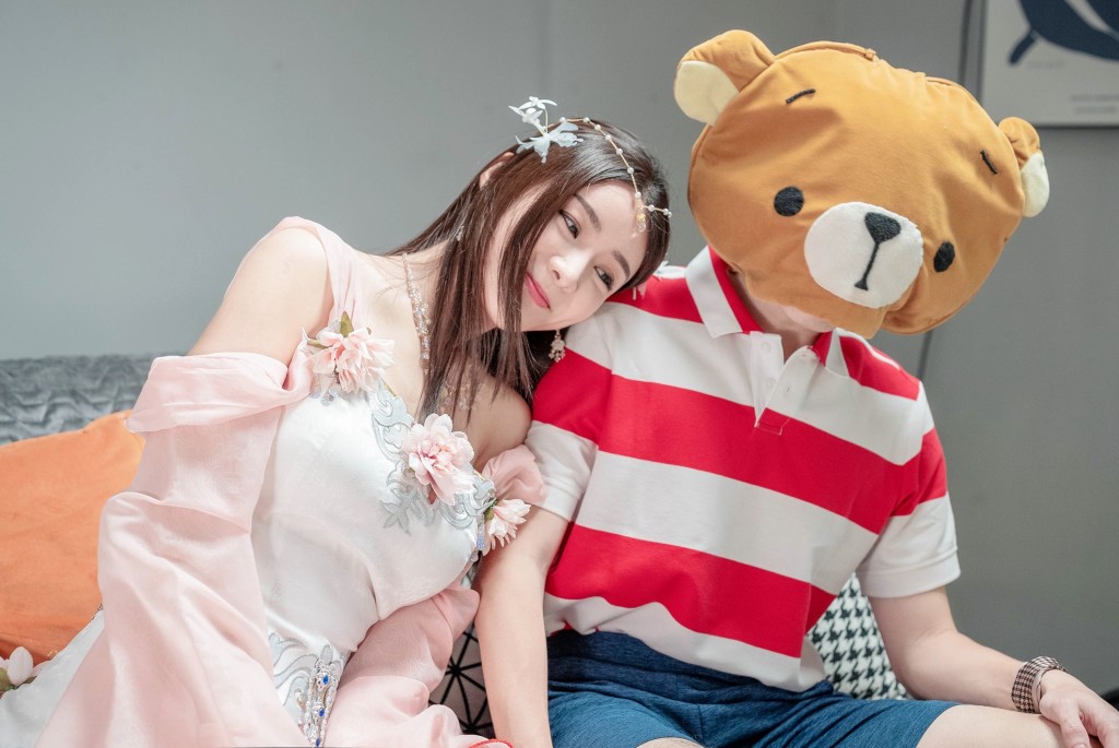 Shirley同熊仔頭擦出愛火。