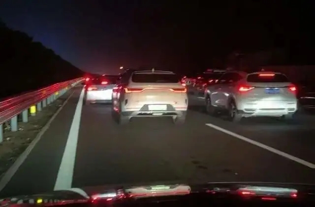 網友發布9月30日晚大塞車的情況。 網友發布9月30日晚大塞車的情況。