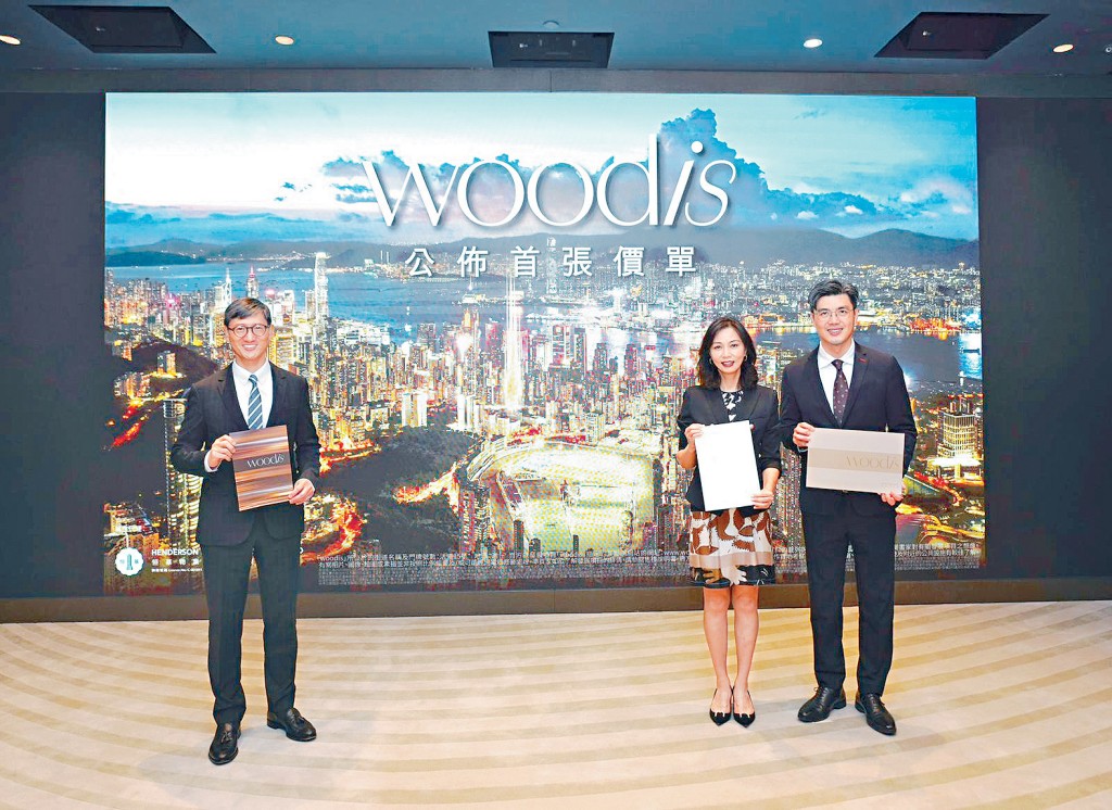 恒基韓家輝（左）表示，灣仔woodis首張價單推50伙，折實售價約705萬起，最快下周開售。右二為李菲茹，右一為倫國新。