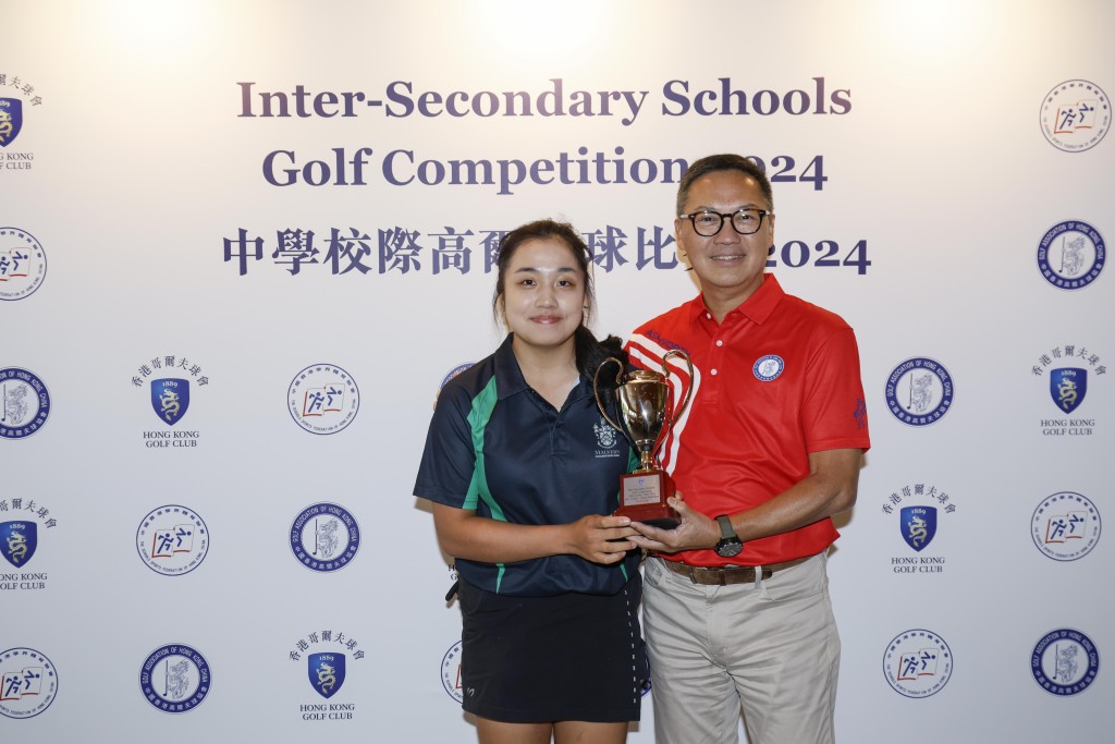 中國香港高爾夫球協會行政總裁賴以尊先生(右)向甲組女子個人賽總淨桿冠 軍劉弦(左)頒獎。