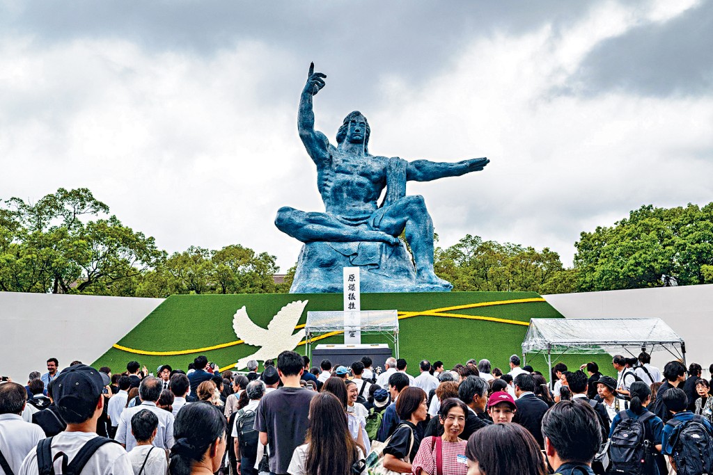 長崎市民昨在和平祈念像前紀念長崎原爆80周年。