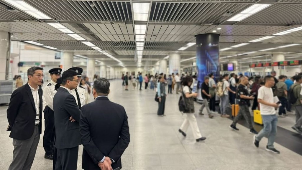 入境處副處長（管制、簽證及證件）程和木及助理處長（管制）樊曉聲一連兩日分別到機場、香園圍、落馬洲支線及深圳灣管制站，實地視察及了解應對客流車流的準備工作並為前線員工打氣。入境處ig