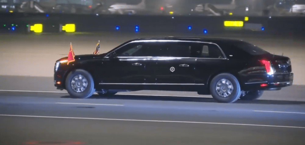 特朗普車隊離開機場的畫面。 微博 特朗普車隊離開機場的畫面。 微博