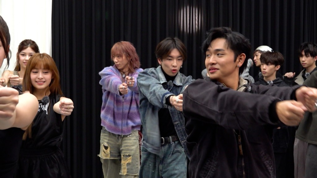 Jacky Fan、丘藍和Dave認真地跟AtHeart學跳舞。