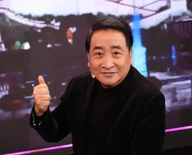 姜昆人在美國豪宅談愛國被批評離岸愛國。