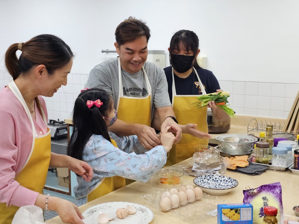 参赛家庭合力煮出「花好月圆」。