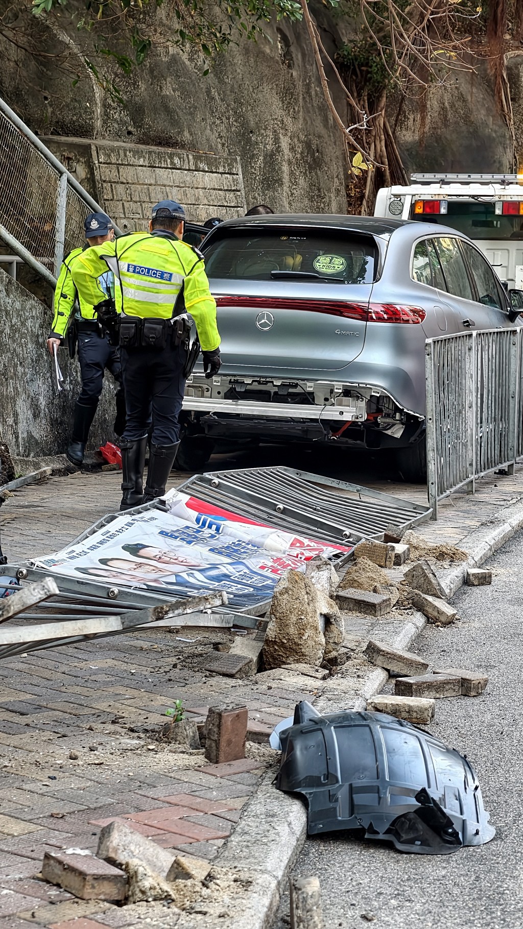 私家車失控剷上行人路。黃文威攝