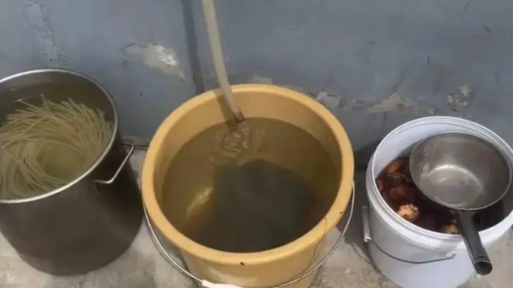餐飲店使用冷氣機的冷凝水浸泡粉絲和香菇等食材。縱覽新聞