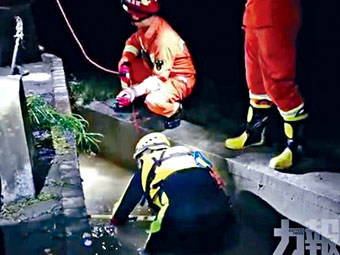 ■消防員搜救被困於下水道的工人。