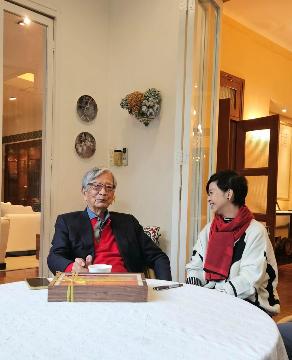 房屋局局長何永賢（右）在去年農曆新年兼元宵佳節，曾到訪廖本懷（左）家中拜年。何永賢FB圖片