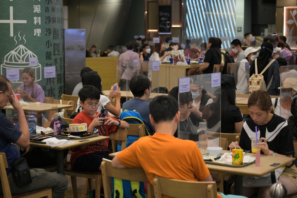 黄家和指需要至少3至4万人手才可补充餐饮从业员的空缺。资料图片