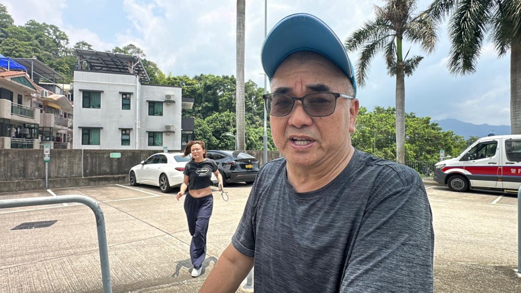 村民陳先生講述火警蔓延迅速，起火村屋單位冒出黑煙。