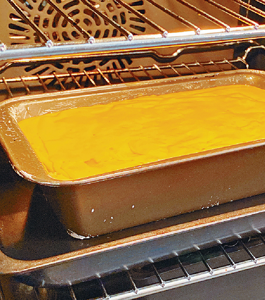 7. 　將蛋麵糊（5）注入已經掃上牛油及撲麵粉的長形蛋糕模（6）。再放入180度預熱焗爐焗約40-45分鐘。