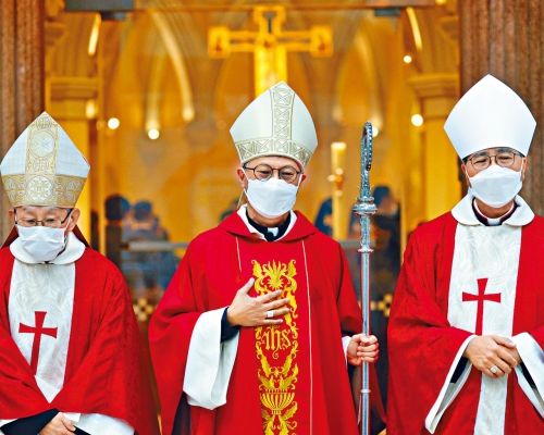 ■新任主教周守仁（中）舉行晉牧禮，由榮休主教陳日君樞機（左）及輔理主教夏志誠襄禮。