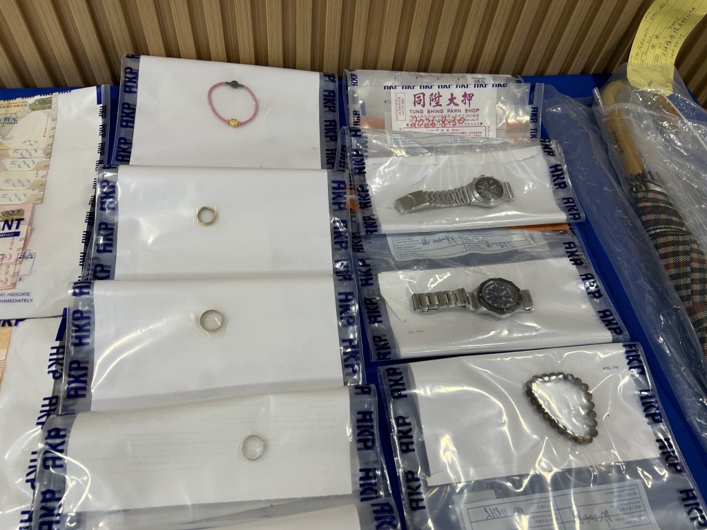 警方起回部份失物,包括現金、首飾珠寶,以及典當失物的當票。曾志恒攝 警方起回部份失物,包括現金、首飾珠寶,以及典當失物的當票。曾志恒攝