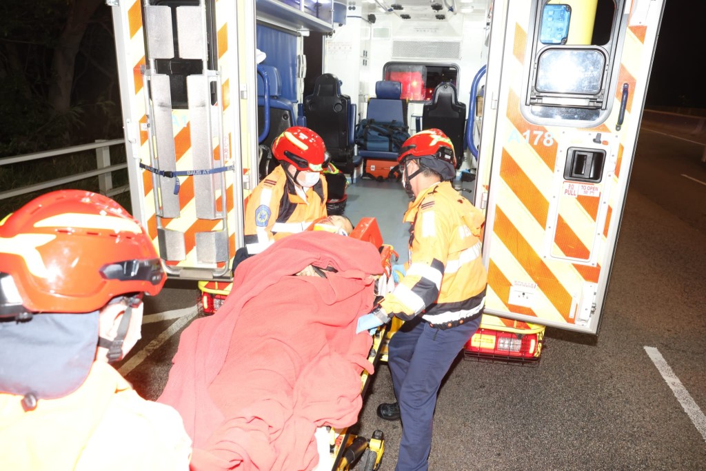 小巴司機被困昏迷送院。黎志偉攝