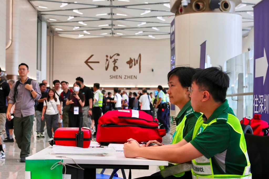 保安局及其他政府部門在皇崗口岸舉行超過5000人參與嘅公共運輸壓力測試。保安局FB 保安局及其他政府部門在皇崗口岸舉行超過5000人參與嘅公共運輸壓力測試。保安局FB