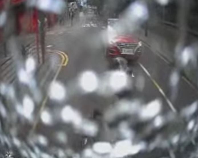 玻璃窗現爆裂痕跡。fb 馬路的事討論區