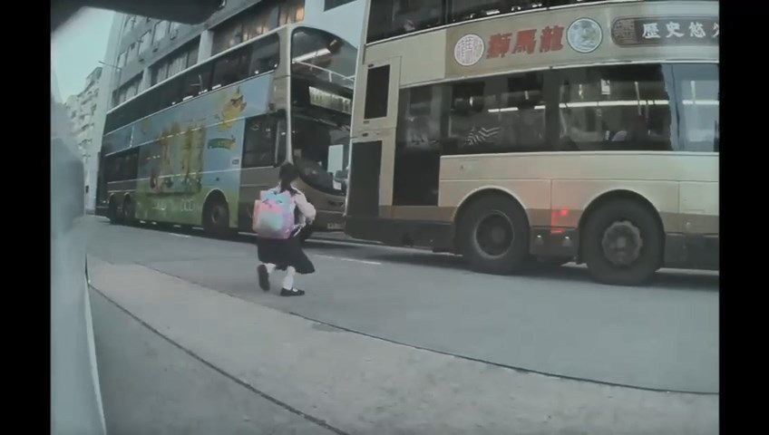女童迅即退後,楔巴士車罅離開。讀者提供片段 女童迅即退後,楔巴士車罅離開。讀者提供片段