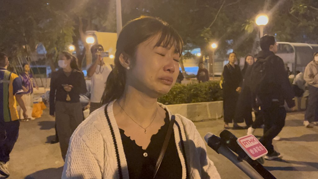 居於宏健閣的單親媽媽范小姐，日前哭訴家園被毀，契爺契媽及同事同葬身火海。