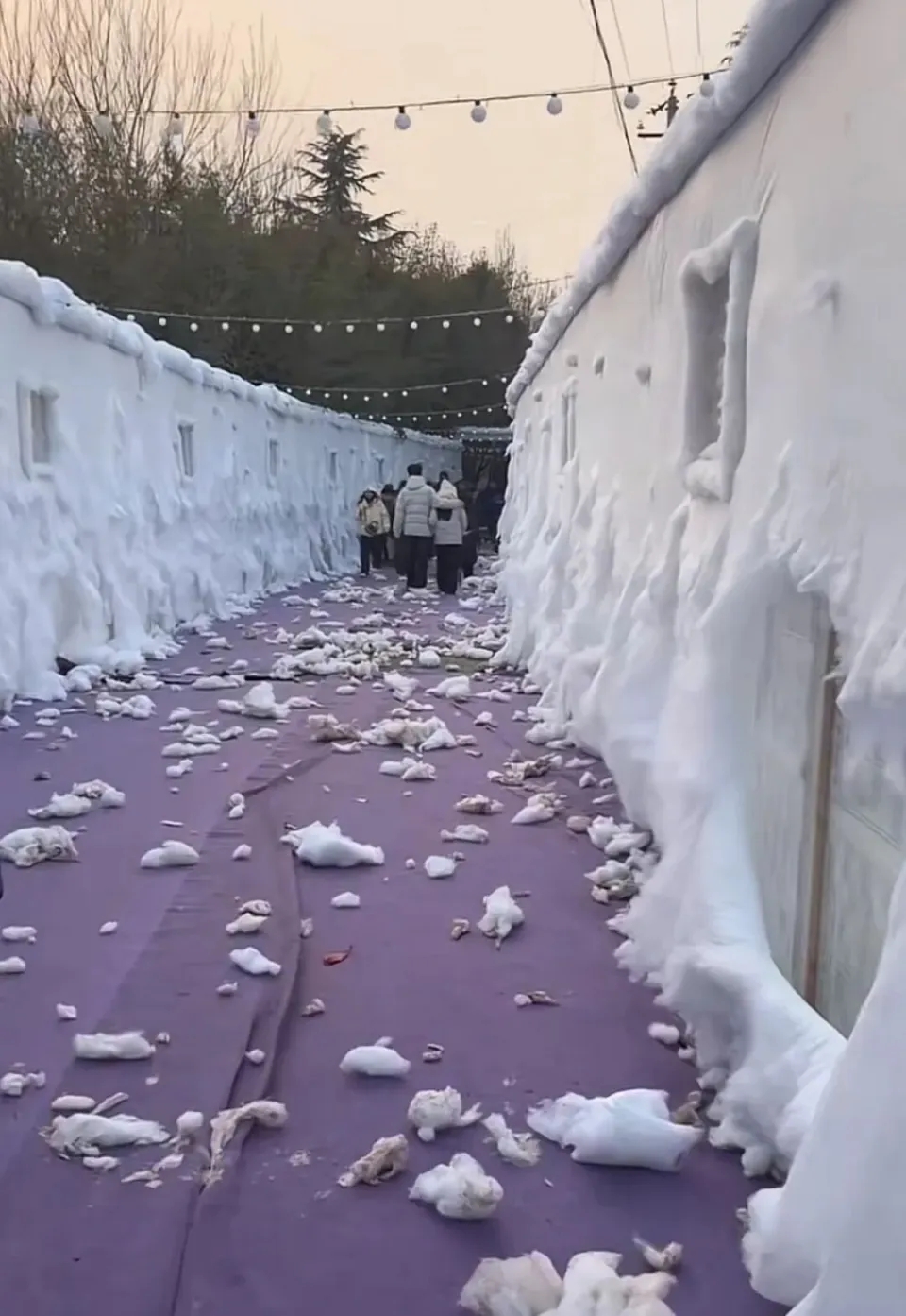 网民批评童话般的雪屋雪景,现场看却略显粗糙。 网民批评童话般的雪屋雪景,现场看却略显粗糙。