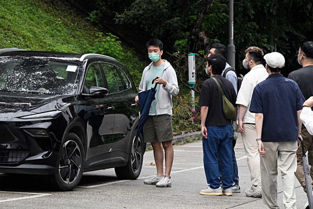 死者親友認屍後離去。楊偉亨攝 死者親友認屍後離去。楊偉亨攝