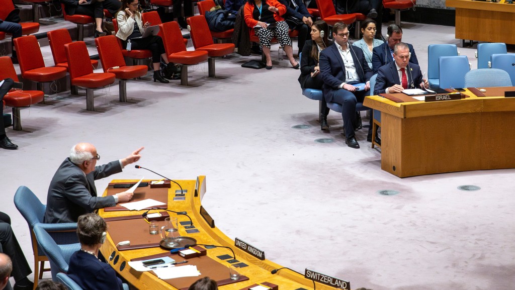 巴勒斯坦駐聯合國大使曼蘇爾怒指以色列駐聯合國大使埃爾丹。路透社
