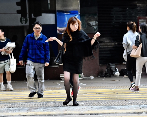 遍地玻璃碎，上班族小心翼翼過馬路。