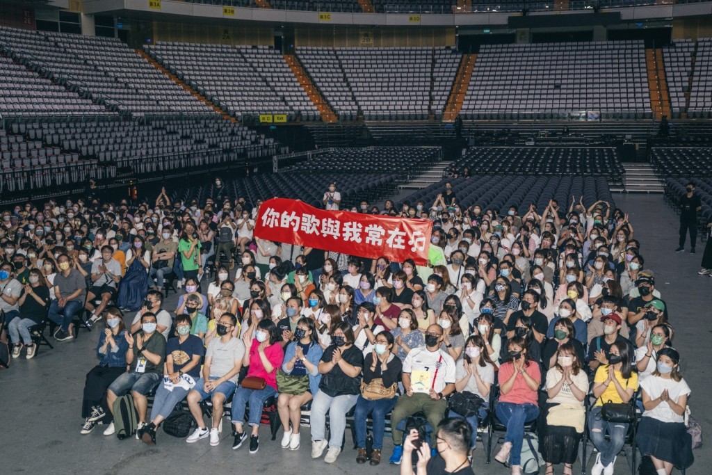 台北的歌迷难得见偶像陈奕迅，彩排时拉起横额支持。