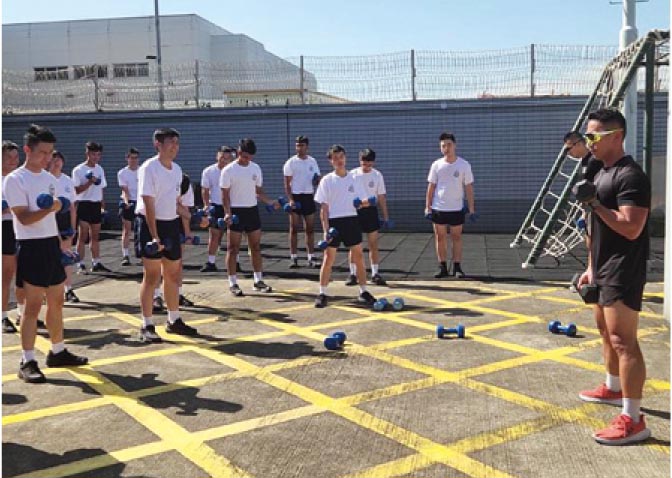 到警队「机场特警」基地接受进阶体能训练，提升学员的体能训练技巧。