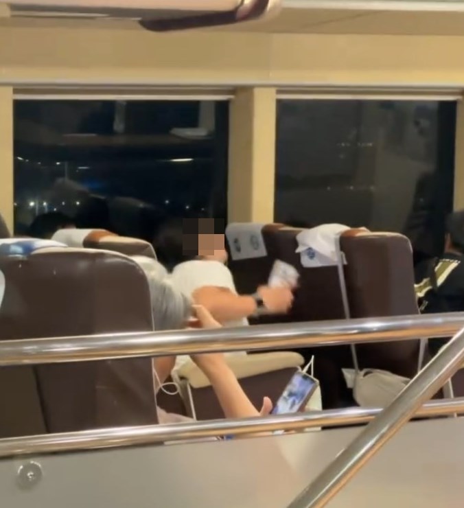 短片長約分半鐘,開始時見到紮馬尾的白 衣女子拿著手機在座位上扭動身軀,似乎 向身旁的男士撒嬌,並輕聲說「唔得呀, 唔得呀」。Threads截圖 短片長約分半鐘,開始時見到紮馬尾的白 衣女子拿著手機在座位上扭動身軀,似乎 向身旁的男士撒嬌,並輕聲說「唔得呀, 唔得呀」。Threads截圖