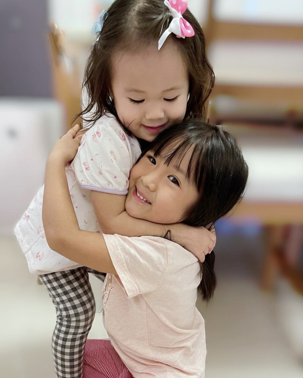 幼女去年開始懂得說話，兩姊妹的互動和交流比以前多，感情增進不少，令張嘉兒很開心。