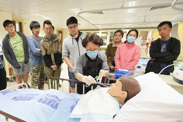劉秉燊(左四)每逢周六會到學校上課,要懂得使用不同儀器。