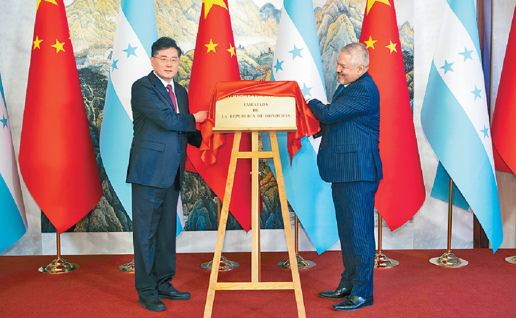 ■工程人员庆祝。