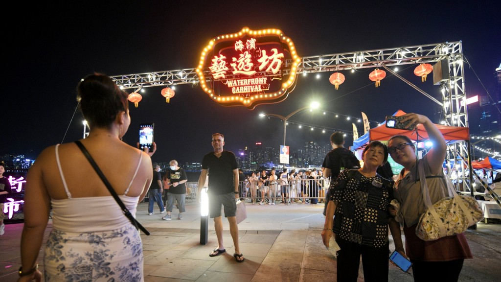 邵家輝指政府近期努力推動夜經濟，市面人流增加及市道暢旺。資料圖片